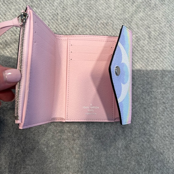 LOUIS VUITTON ESCALE VICTORINE WALLET - Picture 9 of 9